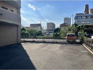 物件外観写真10　(駐車場があるので、車を買う予定の方も安心です)
