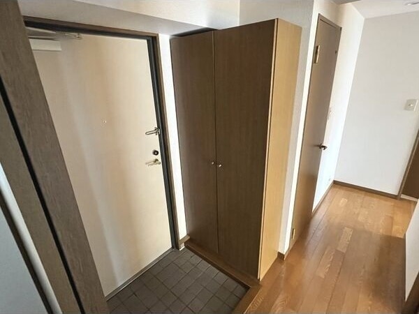 物件内観写真18　(シンプルで使いやすい玄関です)