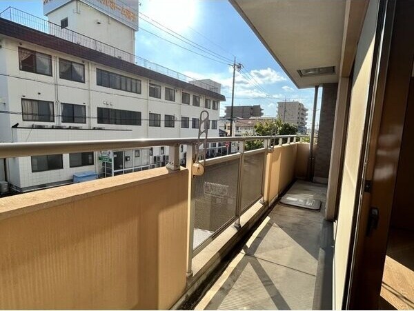 物件内観写真19　(開放的で明るい空間を演出してくれるバルコニーです)