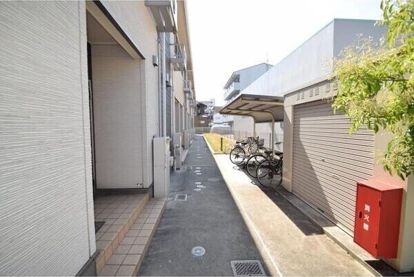 物件外観写真4　(清潔なエントランスです)