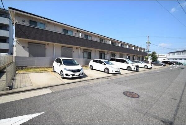 物件外観写真5　(駐車場に車を止められます)