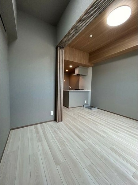 物件内観写真9　(開放的な寝室です)