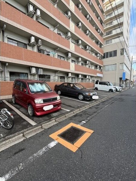 物件外観写真3　(駐車場があるので、車を買う予定の方も安心です)