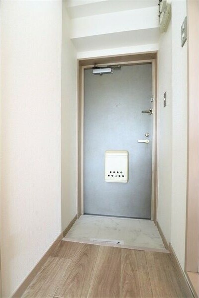 物件内観写真12　(明るい玄関です)