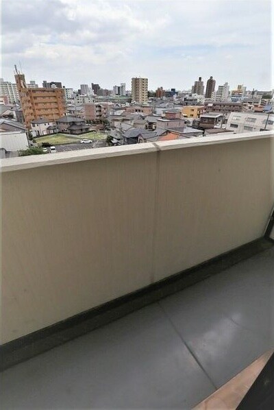 物件内観写真13　(開放的で明るい空間を演出してくれるバルコニーです)