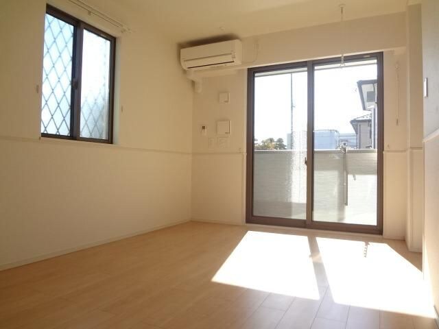 物件内観写真3　(ゆったり過ごせるリビングです)