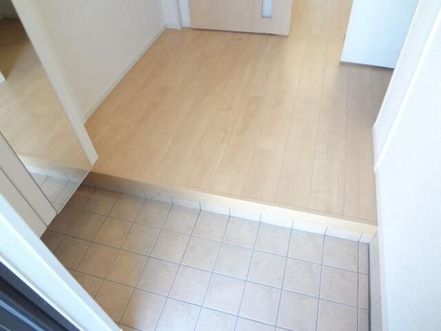 物件内観写真11　(ゆったりとした玄関です)