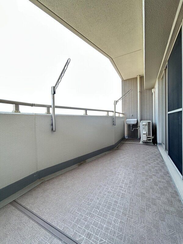 物件内観写真13　(開放的で明るい空間を演出してくれるバルコニーです)