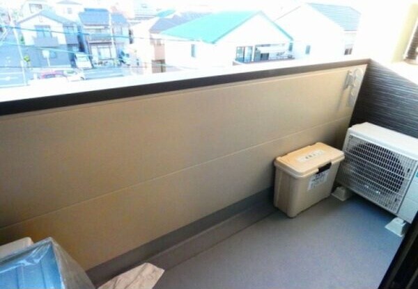 物件内観写真11　(開放的で明るい空間を演出してくれるバルコニーです)