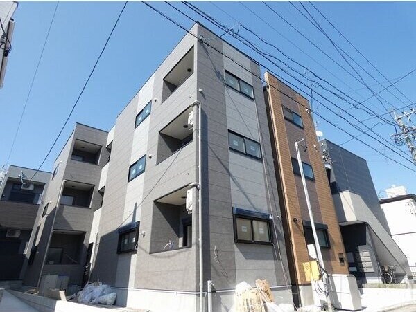 物件外観写真1　(外観もきれいです)