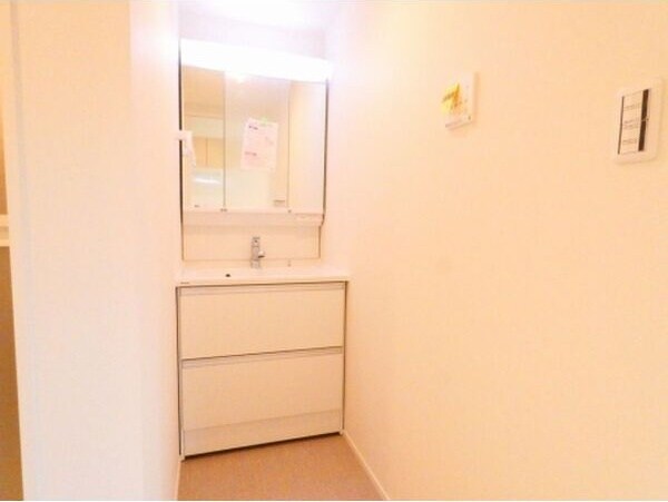 物件内観写真5　(ゆったりとスペースのある洗面所)