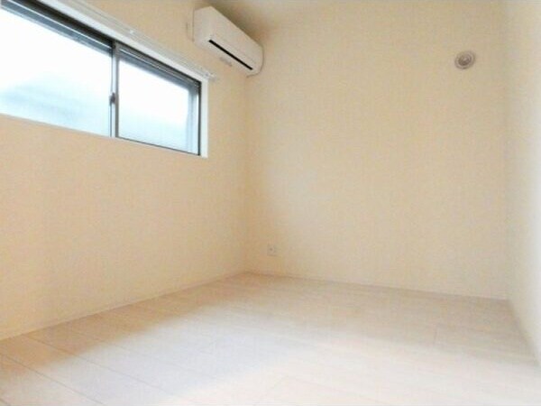 物件内観写真7　(使い勝手のいい寝室です)