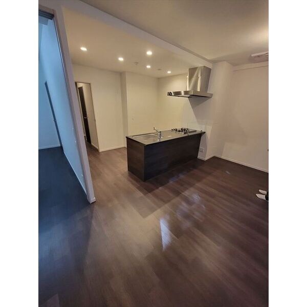 物件内観写真2　(ゆったりとした居間です)