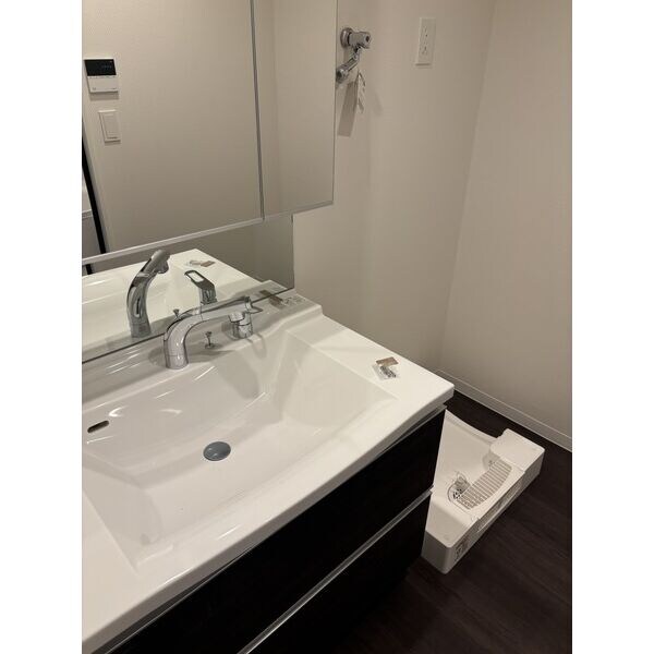 物件内観写真5　(ゆったりとスペースのある洗面所)