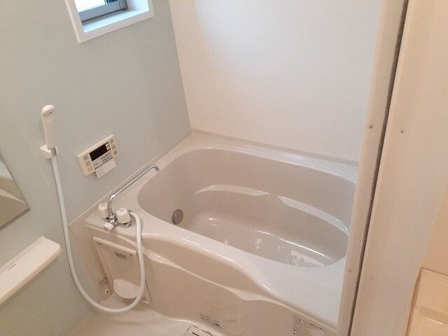 物件内観写真6　(日々の疲れを癒すお風呂付です)