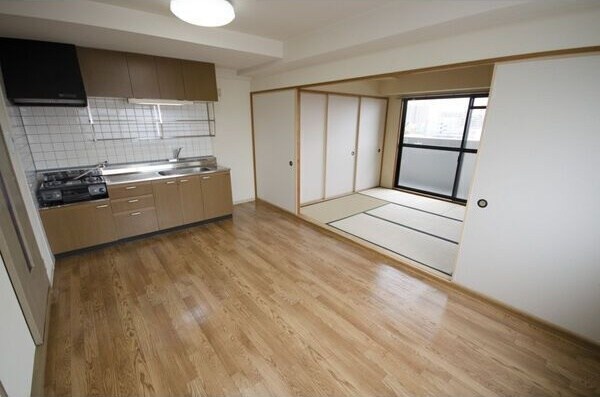 物件内観写真2　(リビングです)