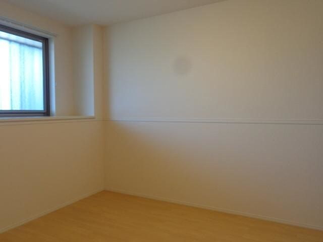 物件内観写真7　(開放的な寝室です)