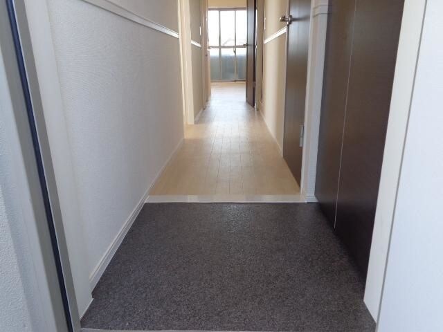物件内観写真11　(シンプルで使いやすい玄関です)
