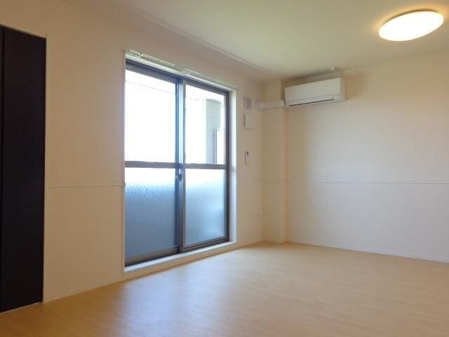 物件内観写真13　(こちらのリビングで趣味の時間をお楽しみください)