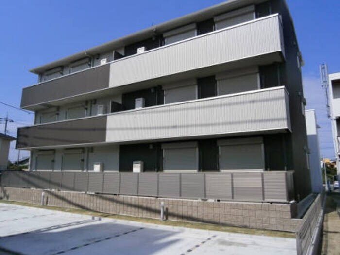 物件外観写真1　(落ち着いた雰囲気の外観です)