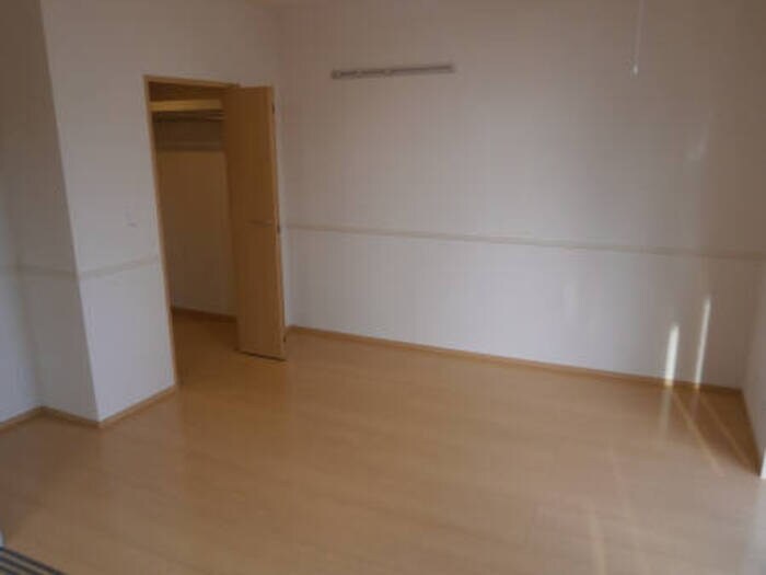 物件内観写真2　(開放的な寝室です)