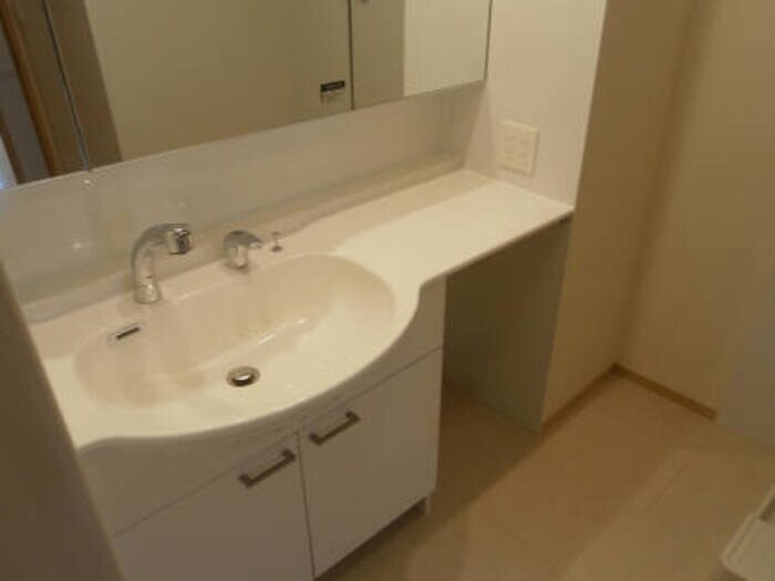 物件内観写真5　(コンパクトで使いやすい洗面所)