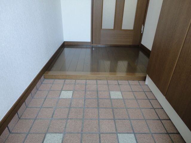物件内観写真12　(明るい玄関です)