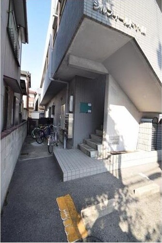 物件外観写真4　(ゆとりのあるエントランスです)