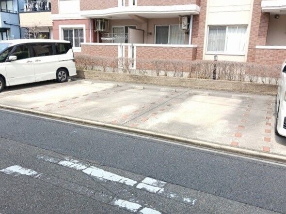 物件外観写真2　(駐車場があるので、車を買う予定の方も安心です)