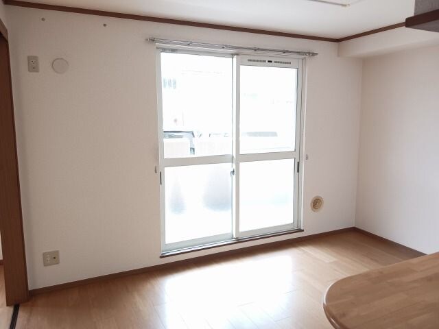 物件内観写真3　(ゆったりとしたリビングです)