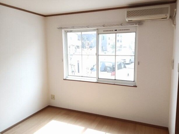 物件内観写真9　(広くて明るい寝室)