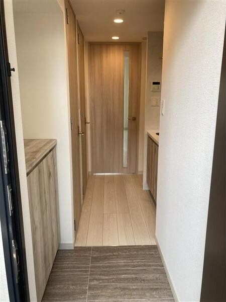 物件内観写真9　(ゆったりとした玄関です)