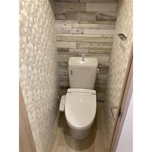 物件内観写真6　(ゆったりとした空間のトイレです)