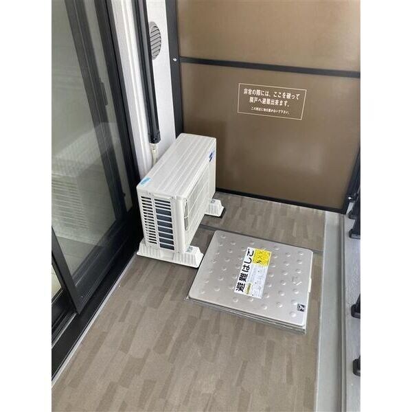 物件内観写真10　(開放的で明るい空間を演出してくれるバルコニーです)