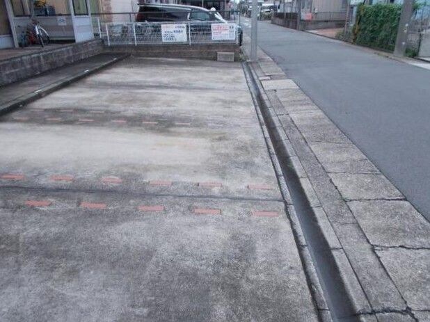 駐車場(駐車場に車を止められます)