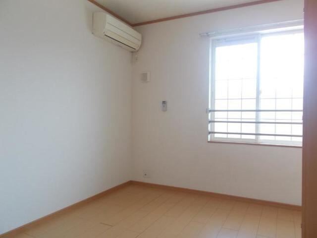 寝室(落ち着いて過ごせるお部屋なので、寝室にいかがでしょうか)