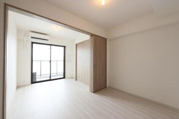 物件内観写真3　(ゆったりとした居間です)