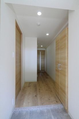 物件内観写真10　(収納もある玄関です)