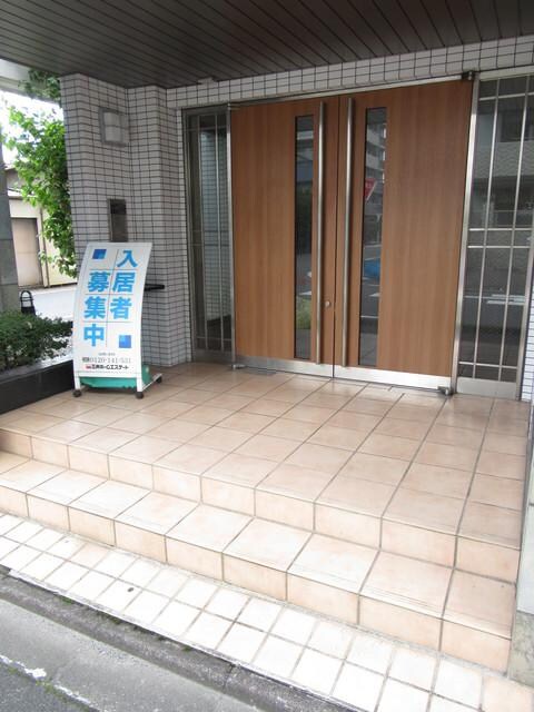 物件外観写真2　(ゆとりのあるエントランスです)