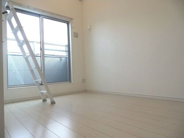 物件内観写真3　(ゆったりとした居間です)