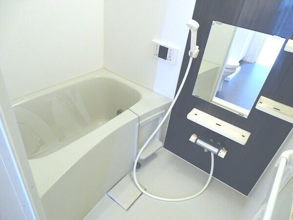 物件内観写真5　(ゆったり過ごせるお風呂です)