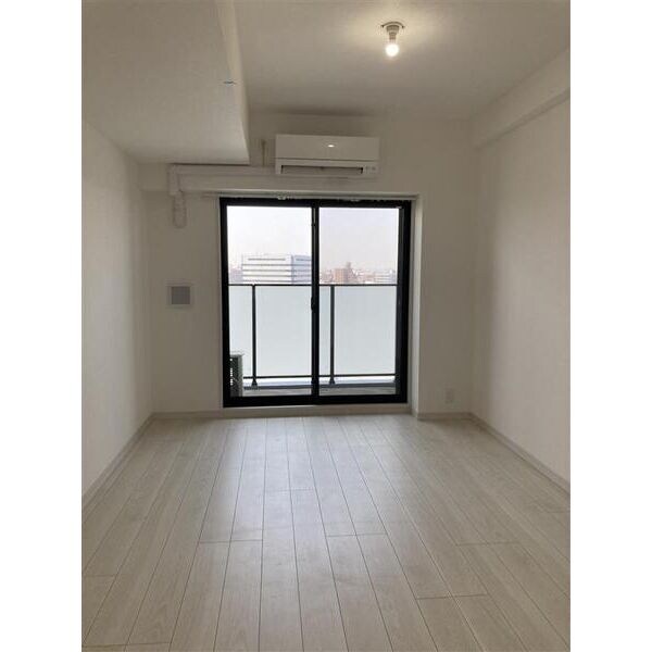 物件内観写真2　(リビングです)