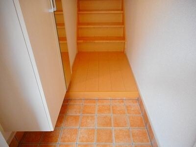 物件内観写真11　(ゆったりとした玄関です)