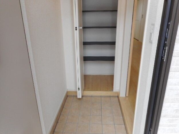物件内観写真11　(ゆったりとした玄関です)