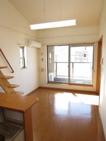 物件内観写真4　(こちらのリビングで趣味の時間をお楽しみください)