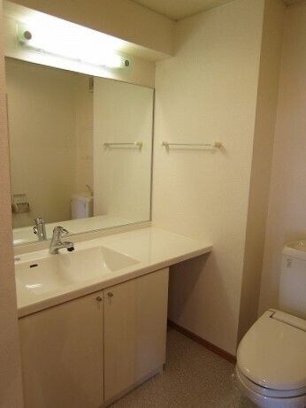 物件内観写真7　(ゆったりとスペースのある洗面所)