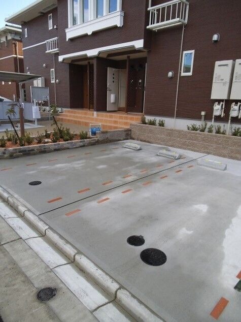 物件外観写真2　(駐車場があるので、車を買う予定の方も安心です)