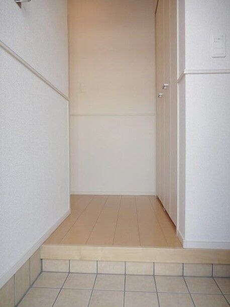 物件内観写真10　(収納もある玄関です)