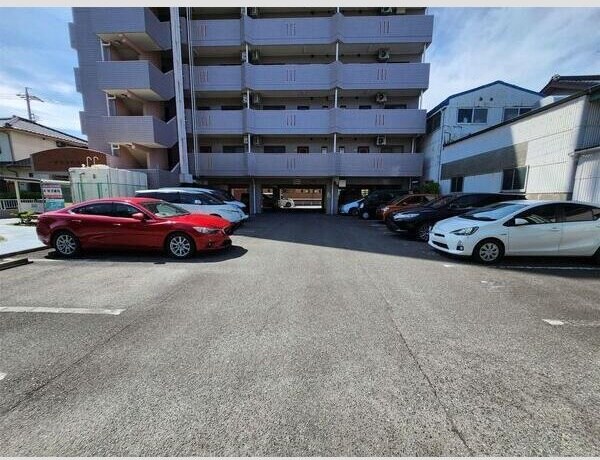 物件外観写真2　(駐車場完備です)