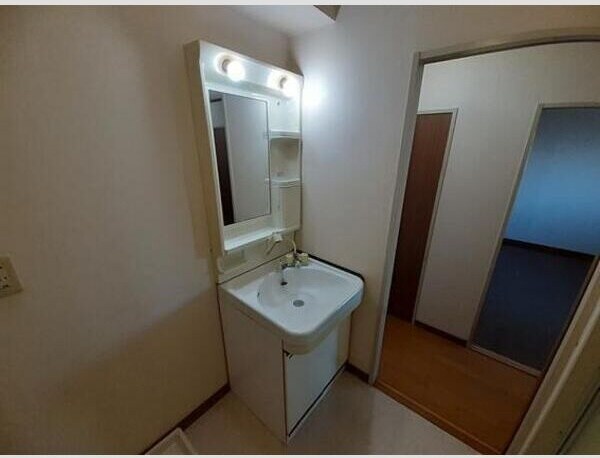 物件内観写真6　(独立洗面台で身支度をすべて済ませてしまいましょう)